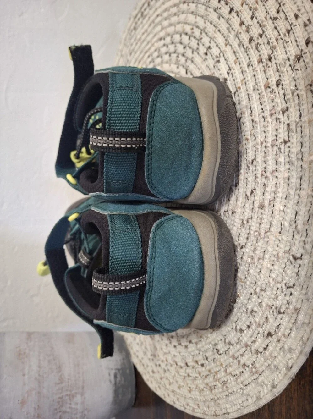 Kid's Keen Green Outdoor Sandals Size 6.